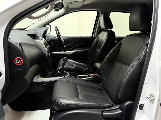 2019 Nissan Navara 2.3 dCi Tekna 4WD Euro 6 (s/s) 4dr