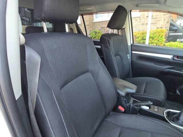 2016 Toyota Hilux 2.4 D-4D Invincible 4WD Euro 6 4dr (TSS)