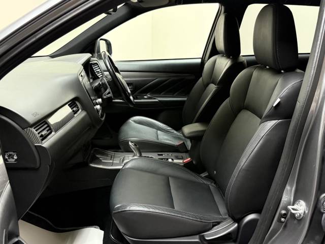 2020 Mitsubishi Outlander 2.4h TwinMotor 13.8kWh Dynamic CVT 4WD Euro 6 (s/s) 5dr