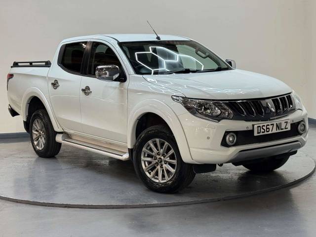Mitsubishi L200 2.4 L200 Barbarian DI-D 4WD Pickup Diesel White