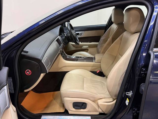 2014 Jaguar XF 2.2 XF Luxury D Auto 4dr