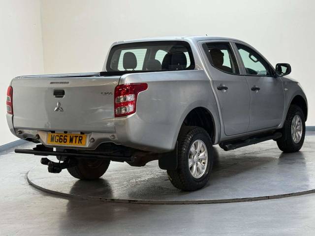 2017 Mitsubishi L200 2.4 L200 4Life Double Cab DI-D 4WD 5dr