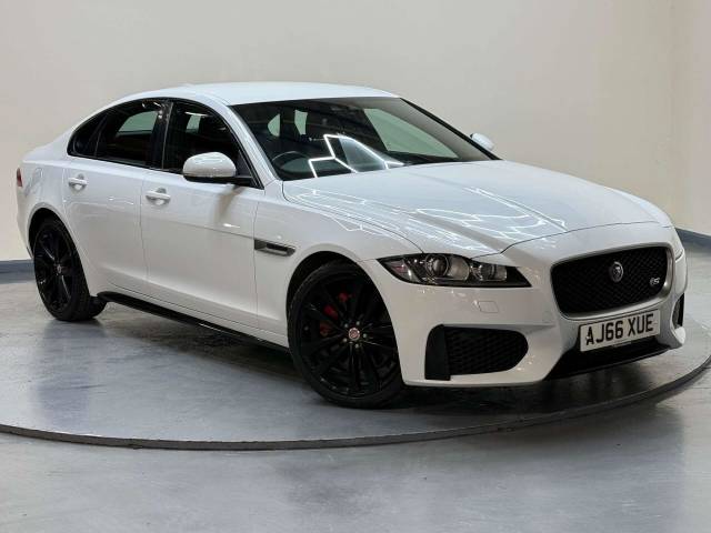 Jaguar XF 3.0 XF V6 S i Auto 4dr Saloon Petrol White
