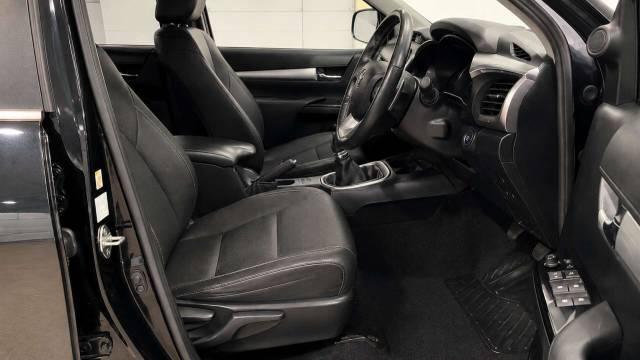 2017 Toyota Hilux 2.4 HI-Luxury Invincible D-4D 4WD Double Cab 4WD 5dr