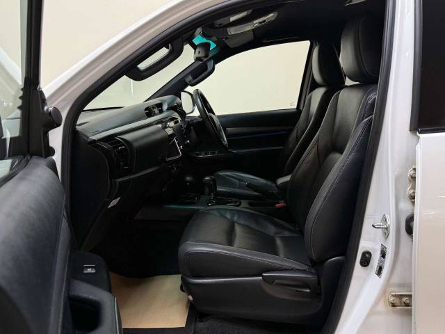 2022 Toyota Hilux 2.8 HI-Luxury Invincible X D-4D 4WD Double Cab Auto 4WD 5dr
