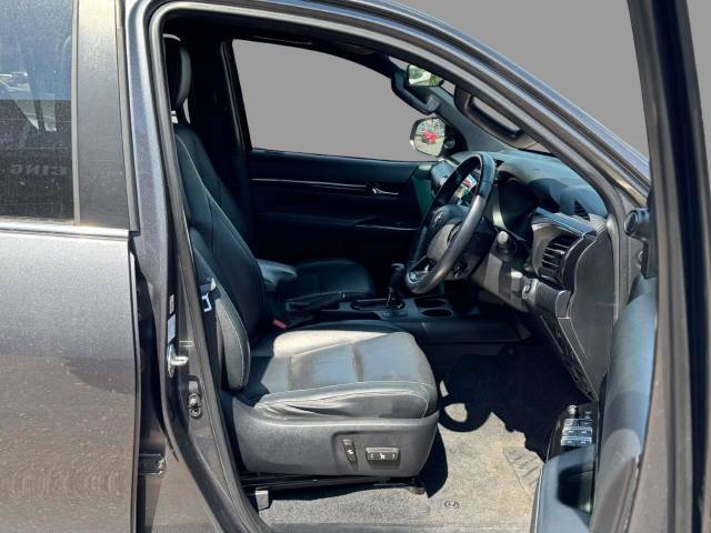 2019 Toyota Hilux 2.4 HI-Luxury Invincible X D-4D 4WD Double Cab Auto 4WD 5dr